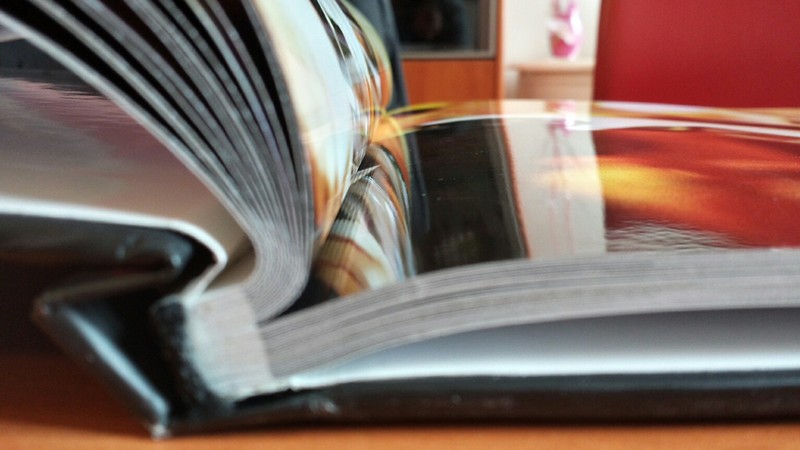 FotoWireless - riflessi sulla carta lucida di un fotolibro matrimoniale