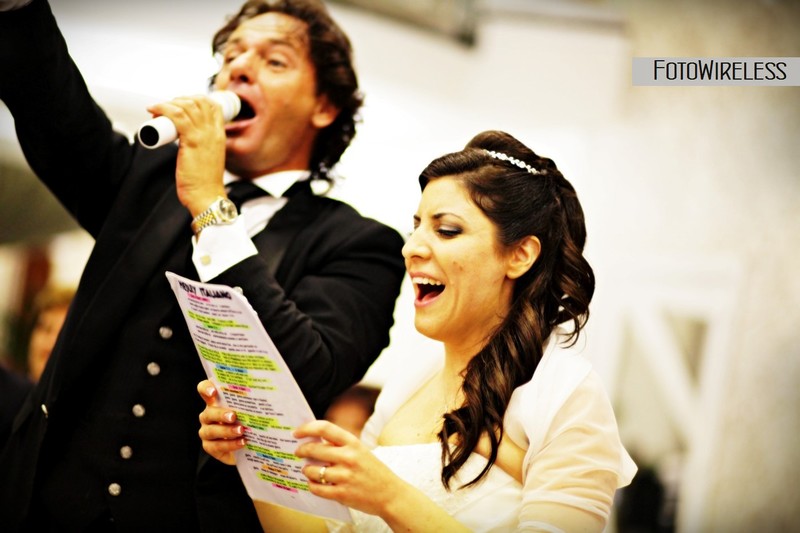 Gianni Mucci, l'animatore mentre realizza il suo show durante un matrimonio. FotoWireless