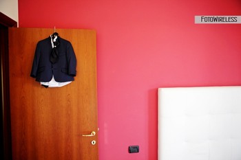 FotoWireless - l'abito e la giacca del bambino prima del matrimonio