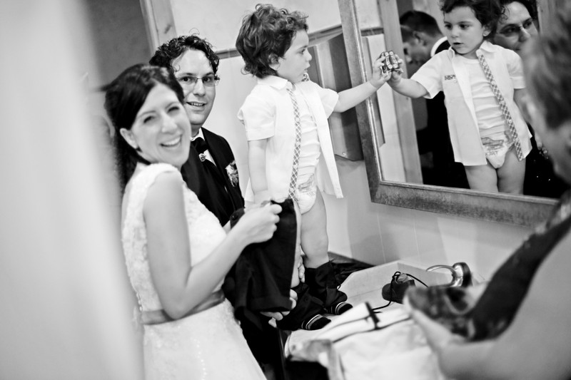 FotoWireless - il matrimonio con un figlio: il cambio del pannolino al bambino durante la festa