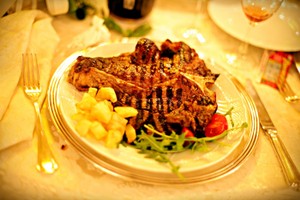 FotoWireless - la bistecca di angus scozzese da un chilogrammo per gli sposi durante il loro banchetto di nozze