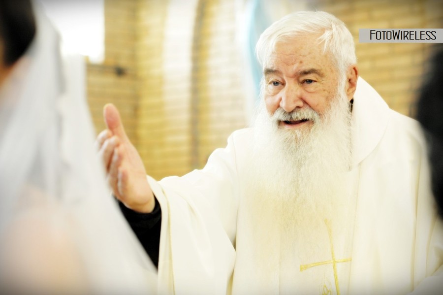 FotoWireless - Padre Lorenzo Polidoro di Chieti, uno dei parroci più carismatici e ricercati per la celebrazione delle nozze e dei matrimoni abruzzesi