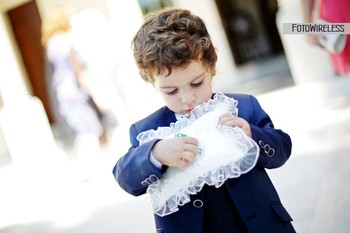 FotoWireless - il matrimonio con un figlio: il bambino che porta il cuscinetto delle fedi