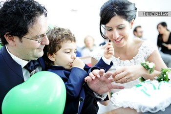 FotoWireless - il matrimonio con un figlio: lo scambio fedi con il bambino in braccio