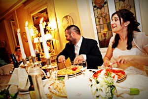 FotoWireless - gli sposi mentre mangiano la pizza al loro matrimonio