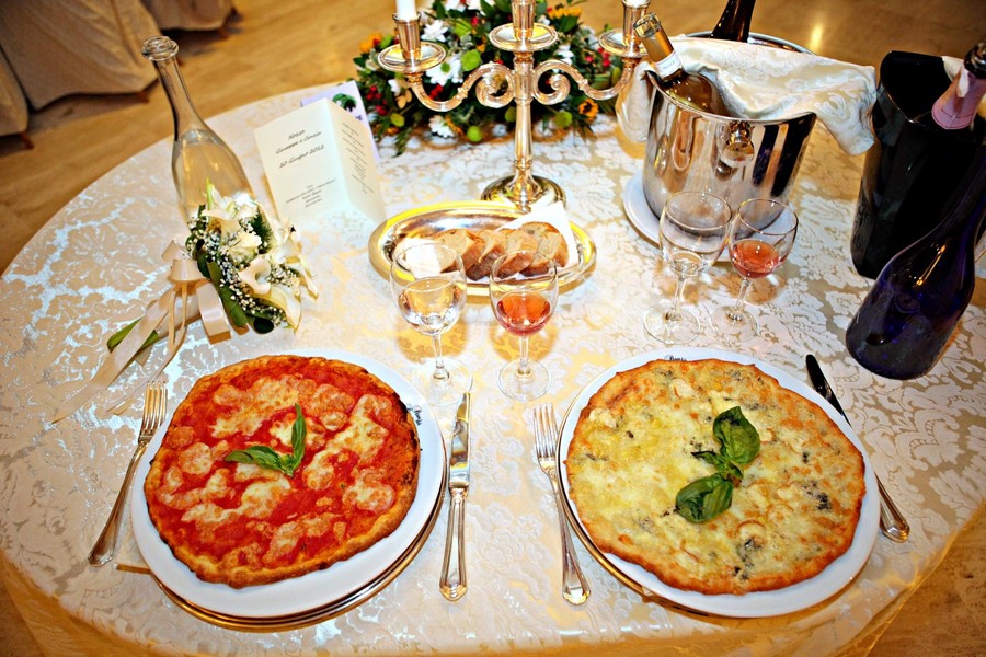 FotoWireless - il matrimonio con il menu pizza e bistecca per gli sposi