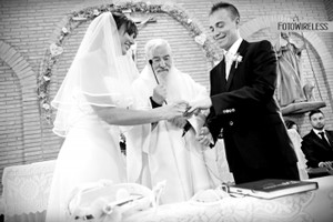 FotoWireless - lo scambio delle fedi durante il matrimonio di Padre Lorenzo fatto di fronte al pubblico