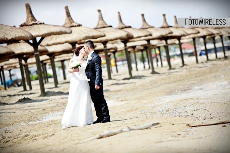 Le foto in posa al matrimonio: un bacio degli sposi sulla spiaggia di Pescara