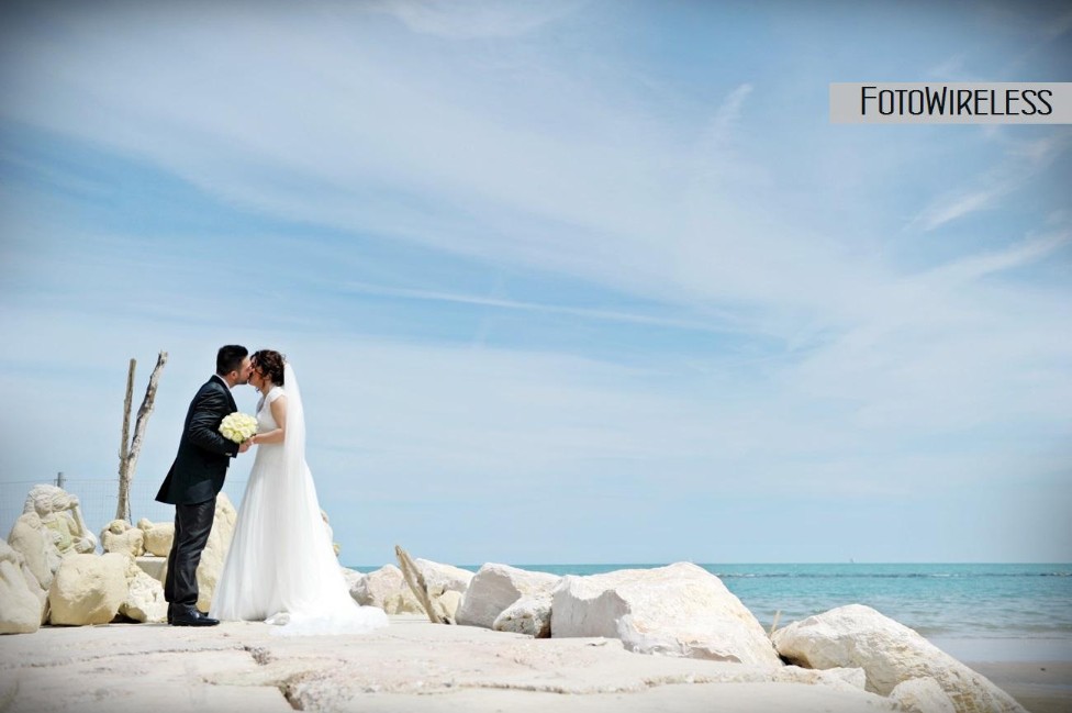 Le foto del matrimonio: una foto in posa sugli scogli del mare abruzzese