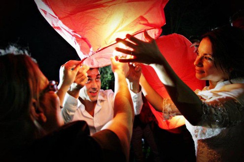 FotoWireless - le lanterne cinesi al matrimonio sono belle ma necessitano di autorizzazione. Si rischiano multe
